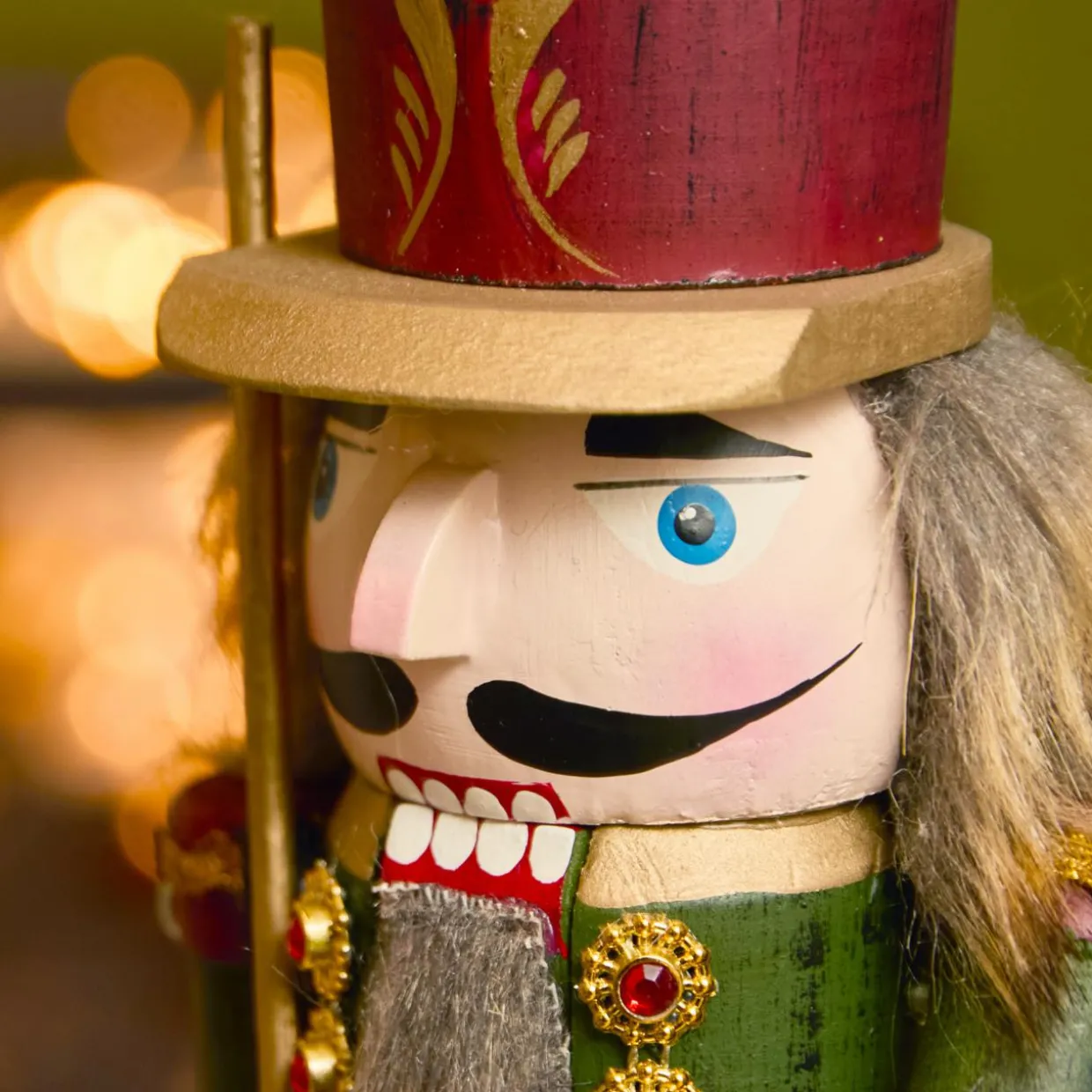 Boîte à musique (H30 cm) Casse noisette Timothé la royauté Vert et bordeaux