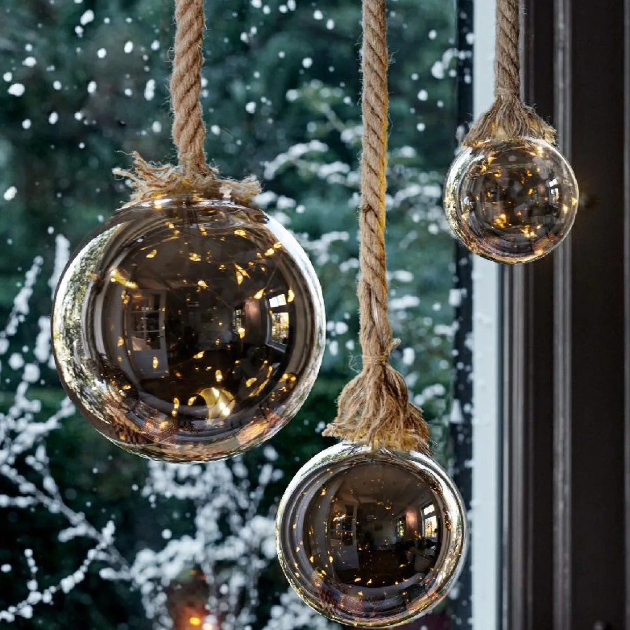 Boule lumineuse à piles 40 LED (D20 cm) Glacée Gris et blanc chaud