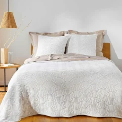 Couvre-lit matelassé et deux taies d'oreiller (240 x 260 cm) Cassandra Ecru