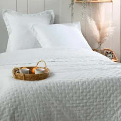 Couvre-lit matelassé avec deux taies d'oreiller (260 x 240 cm) Cléo Blanc