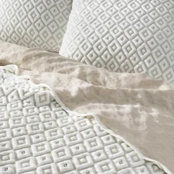 Couvre-lit matelassé et deux taies d'oreiller (240 x 260 cm) Joana Blanc