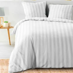 Housse de couette et deux taies microfibre (240 x 220 cm) Cleo Blanche