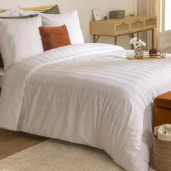 Housse de couette et deux taies satin de coton (260 x 240 cm) Isadora Blanche