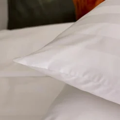 Housse de couette et deux taies satin de coton (260 x 240 cm) Isadora Blanche