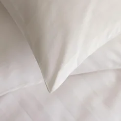 Housse de couette et deux taies satin de coton (260 x 240 cm) Isadora Blanche