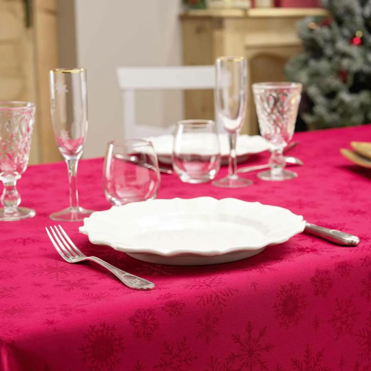 Nappe de Noël rectangulaire anti tache (140 x 240 cm) Flocons Rouge