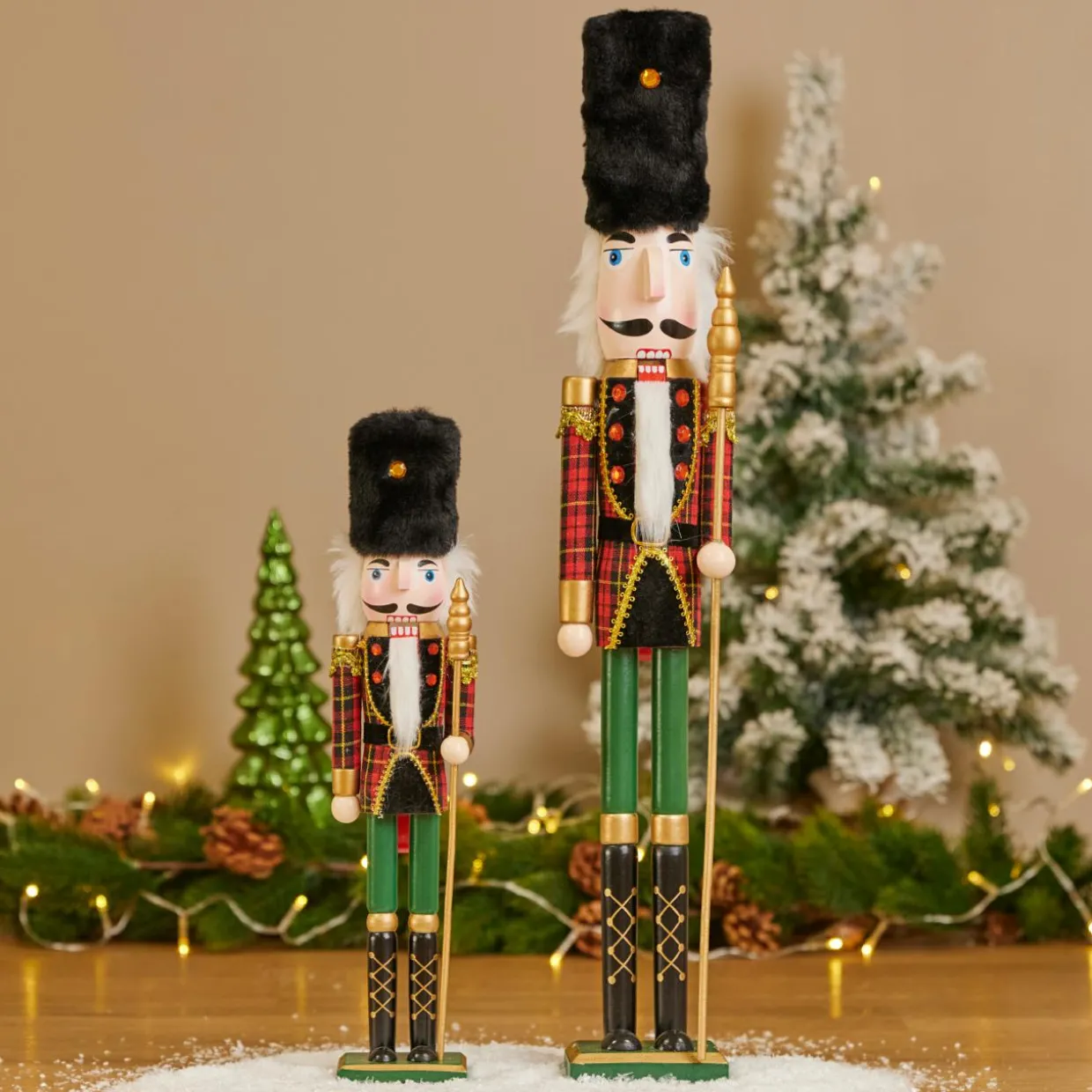 Soldat Casse-noisette en bois (H61 cm) Ernest et Toque d'ours