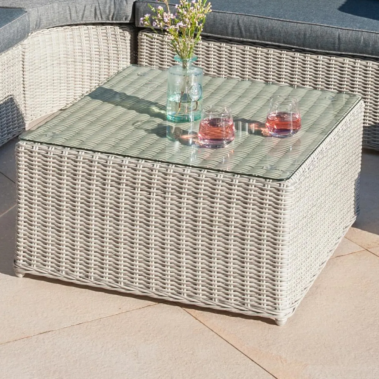 Table basse de jardin carrée en résine tressée Calvi Gris