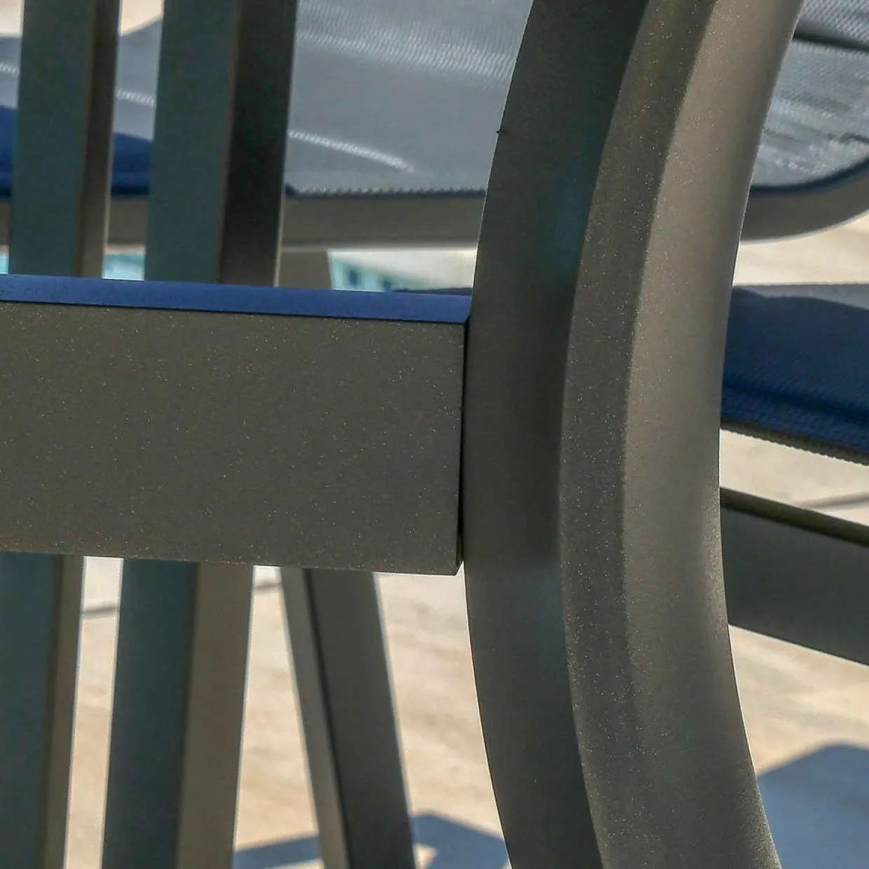 Table de jardin carrée en aluminium 8 places (136 x 136 cm) Amalfi Gris anthracite