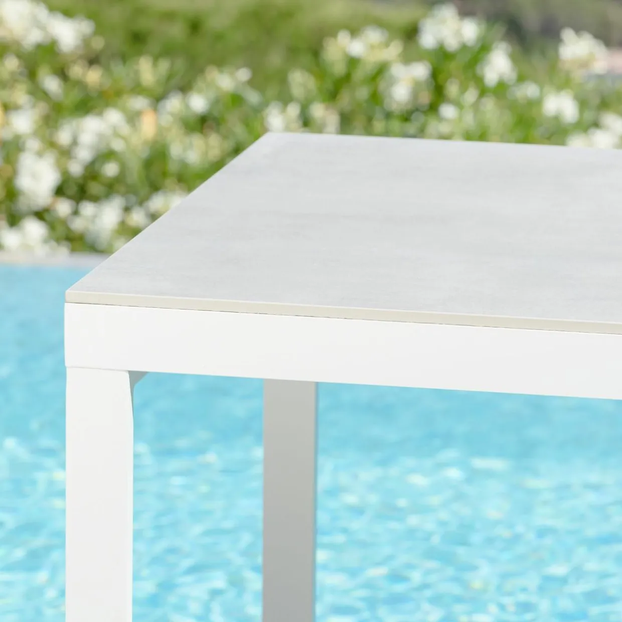 Table de jardin en aluminium et céramique 8 places (180 x 90 cm) Kore Blanc et gris clair