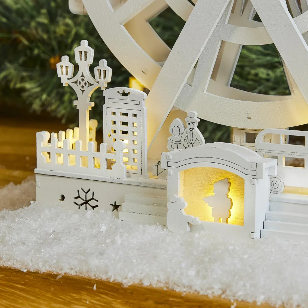 Village de Noël en bois lumineux et animé (H30 cm) Roue Enchantée de Noël